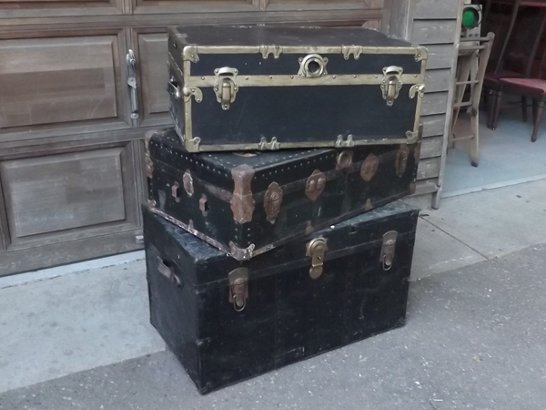 lot 49 image: Lot of 3 Vintage Trunks