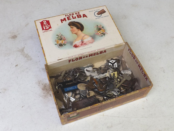 lot 63 image: Lot of 100 Antique and Vintage Keys in an old Cigar Box