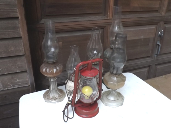 lot 98 image: Lot of AntiqueVintage Glass Oil etc. Lamps