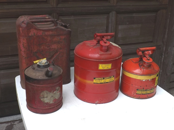 lot 17 image: 4 Vintage Metal Gas Cans