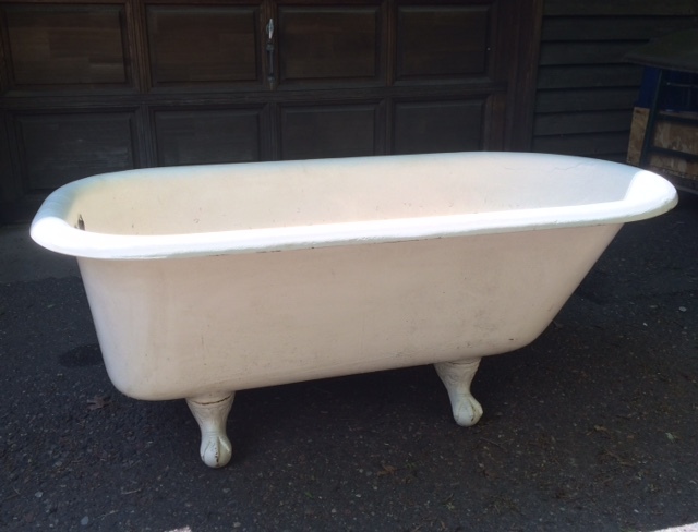 lot 21 image: Antique Cast Iron Claw Foot Tub