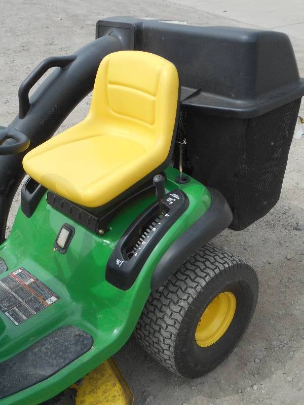 John Deere LA135 Special Edition Lawn Tractor With Bagger System LE