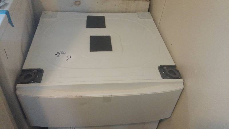 lot 9 image: WasherDryer Pedestal with storage