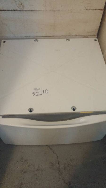 lot 10 image: WasherDryer Pedestal