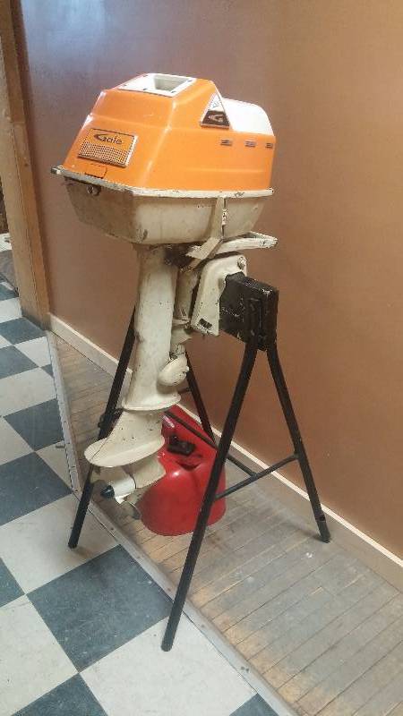 lot 11 image: Outboard Boat Motor - Gale 5 Hp