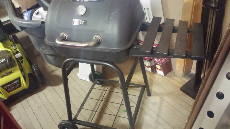 lot 15 image: Outdoor Charcoal Grill