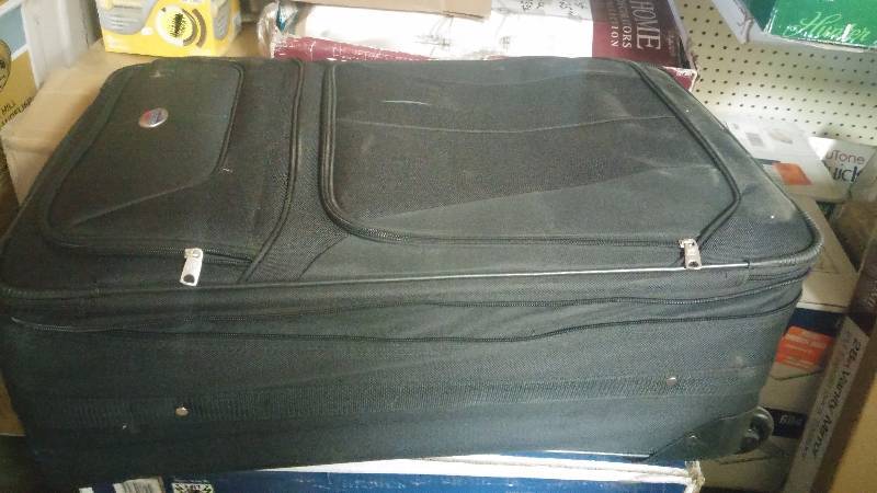 lot 32 image: New 4 Piece Luggage Set - Black