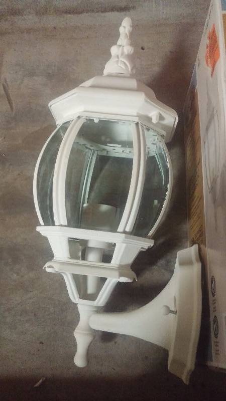lot 65 image: 2 Exterior Light Fixtures