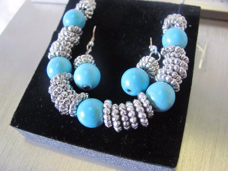 lot 102 image: 3 Piece Turquoise & Silver Hoop Link Jewelry Set