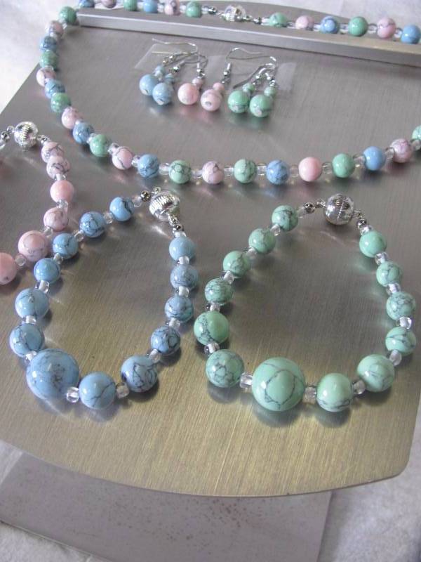 lot 105 image: 10 Piece Gemstone Jewelry Set