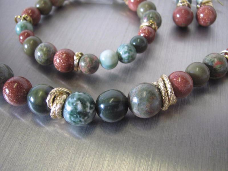 lot 108 image: 4 Piece Sparkling Gem Jewelry Set