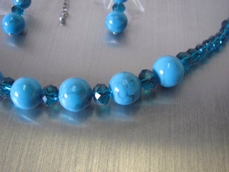 lot 111 image: 3 Piece Stylish Turquoise Bead Set