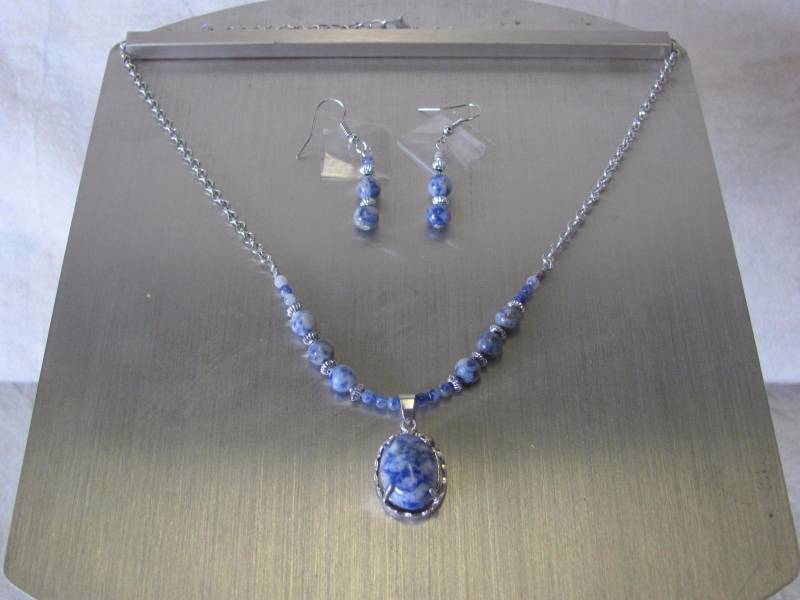 lot 113 image: Vintage Gem Pendant Jewelry Set