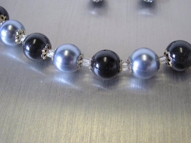 lot 114 image: 3 Piece Pearl Style Jewelry Set
