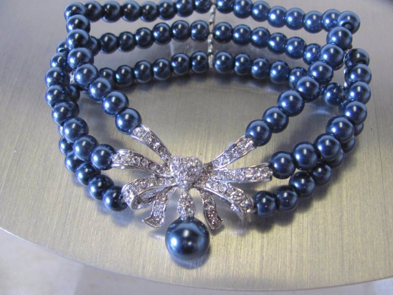 lot 120 image: 4 Piece Pearl Crystal Ribbon Jewelry Set
