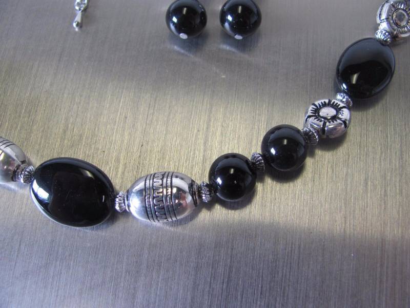 lot 121 image: Black & Silver Tone Gem Jewelry Set