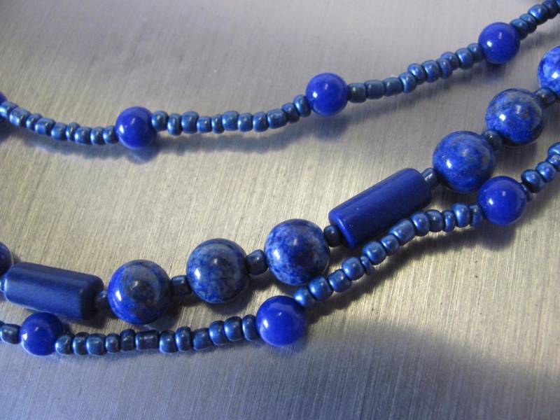 lot 122 image: Dazzling Blue Bead Jewelry Set