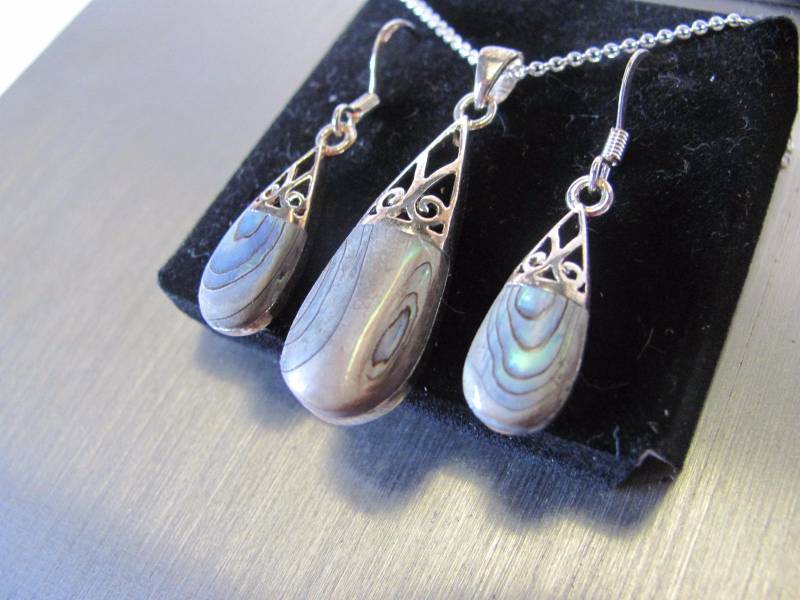lot 123 image: Teardrop Shell Pendant Set