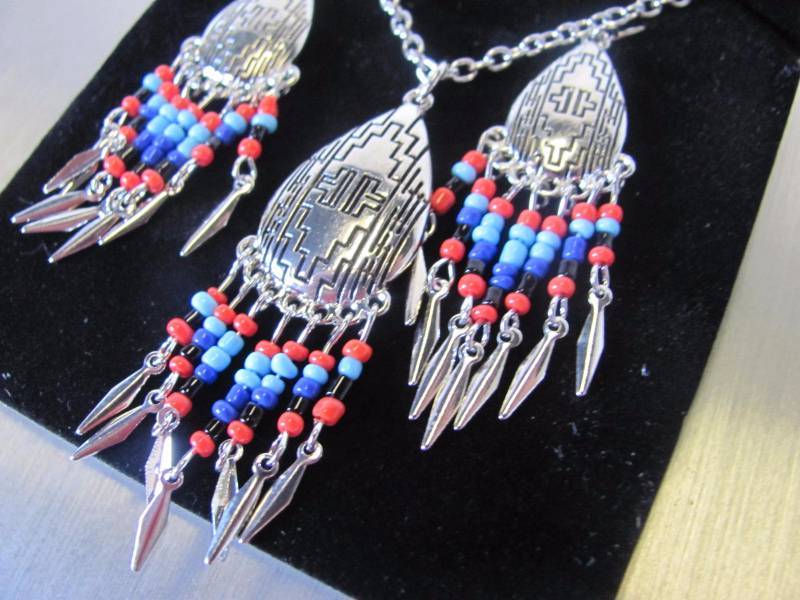lot 125 image: Southwestern Style Pendant & Earring Set