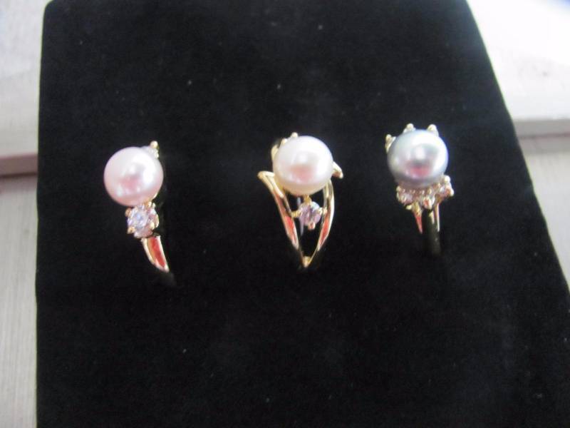 lot 127 image: 3 Pair Freshwater Pearl Ring Set Size 8