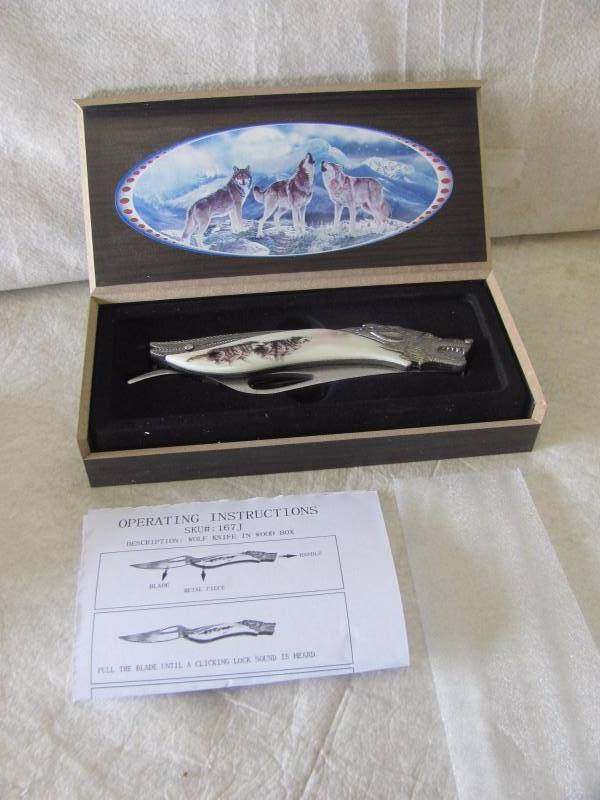 lot 178 image: Running Wolf Pack Decorative Knife & Wood Box Set