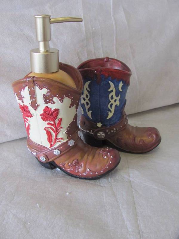lot 188 image: Cowboy Boots Decorative Bathroom Set