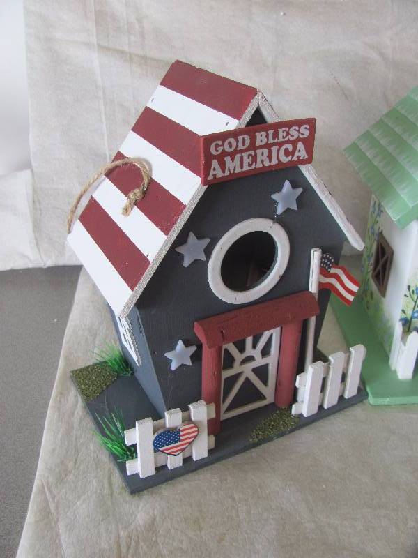 lot 189 image: Decorative Bird House Lot