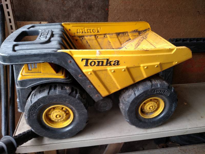 lot 4 image: Vintage Tonka truck.  Metal & Plastic.