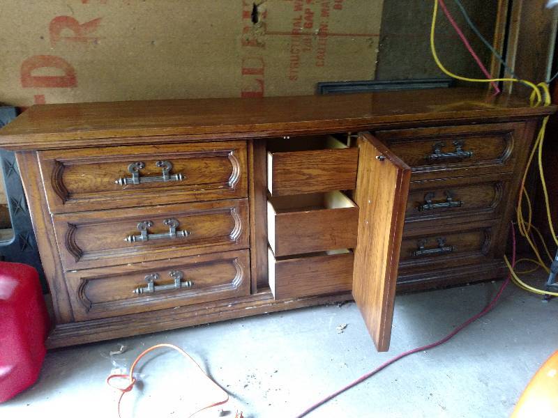 lot 9 image: SOLID chest of draws- 9 drawer with 2 mirrors and brackets