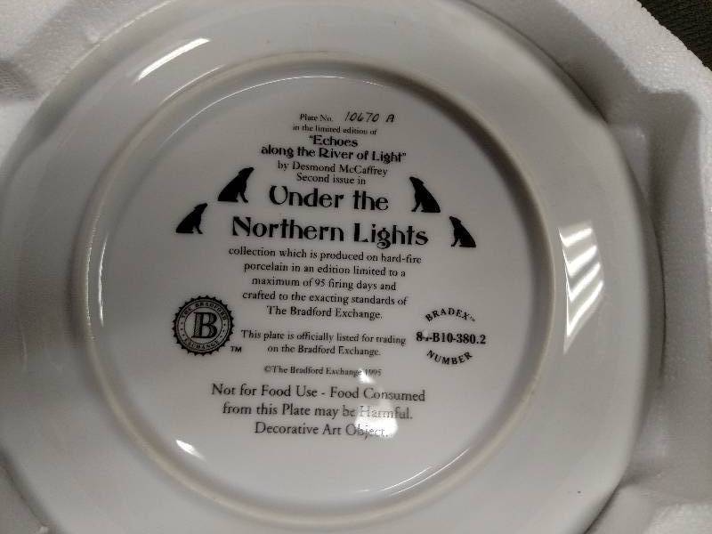 lot 11 image: Bradford Exchange Collectable WOLF PLATES