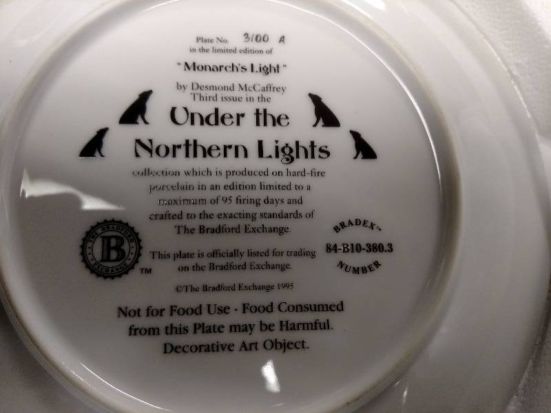 lot 14 image: Bradford Exchange Collectable WOLF PLATES