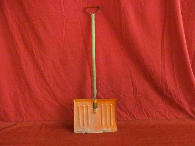 lot 16 image: Snow Shovel