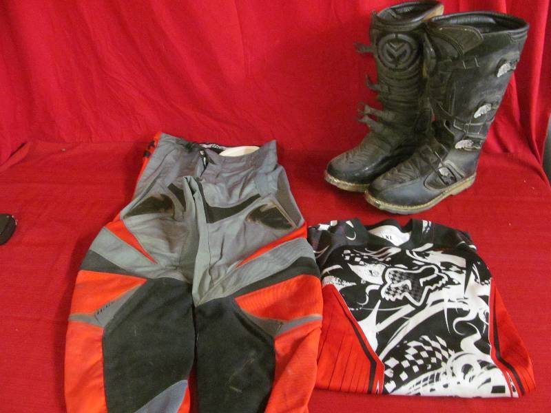lot 19 image: Motocross Outfit