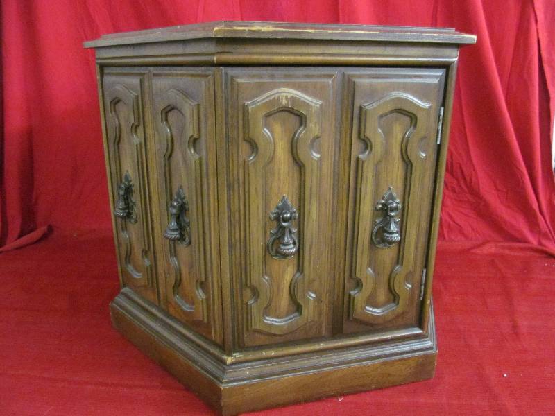 lot 22 image: End Table