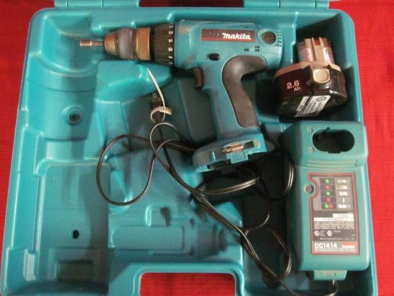 lot 28 image: Makita Cordless Drill