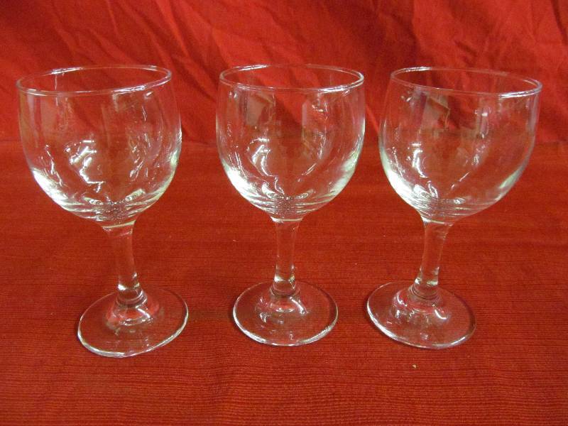 lot 61 image: Glasses