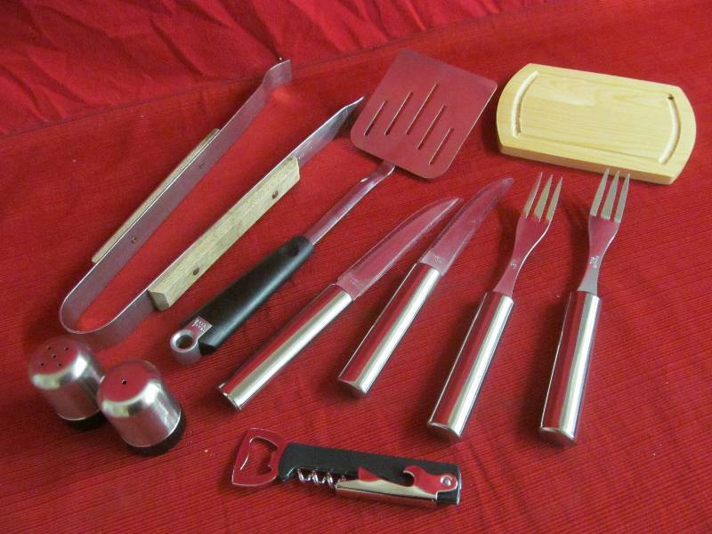 lot 65 image: Utensils