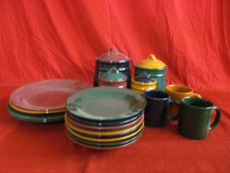 lot 80 image: Dish Set