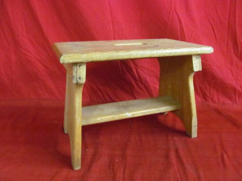 lot 86 image: stool