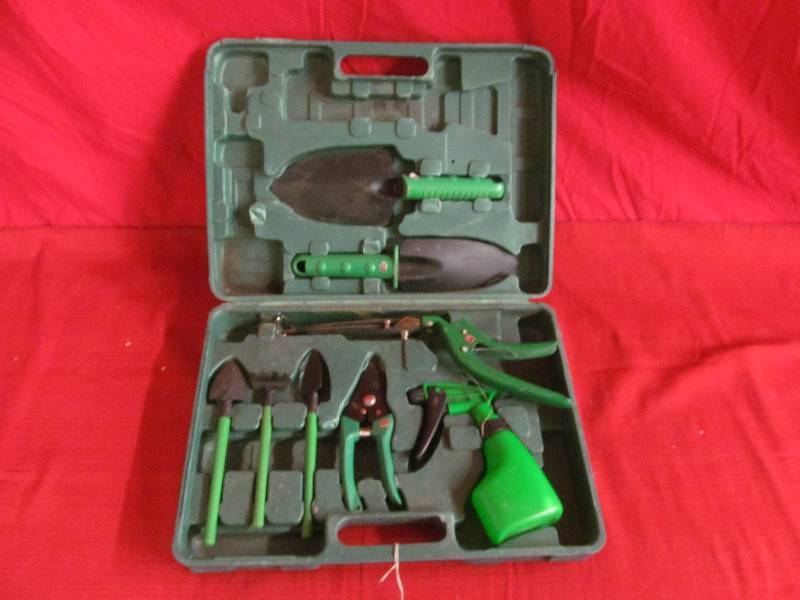lot 101 image: garden tool kit