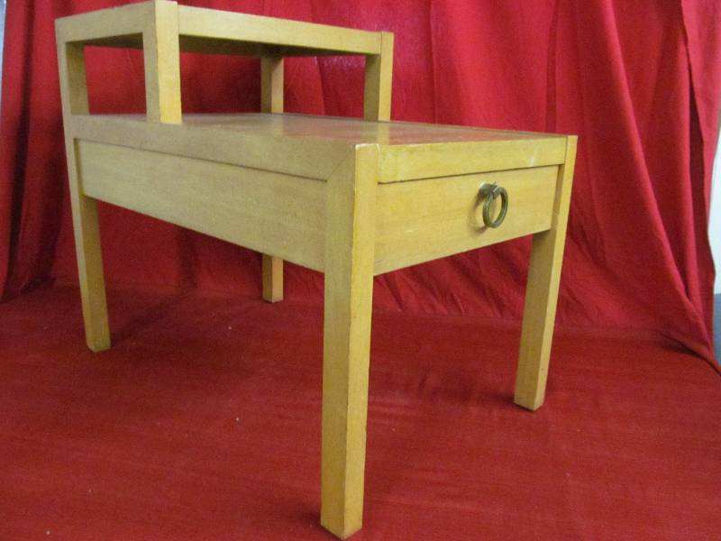 lot 113 image: vintage end table