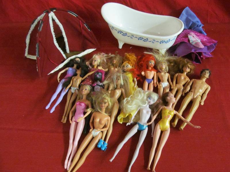 lot 139 image: dolls