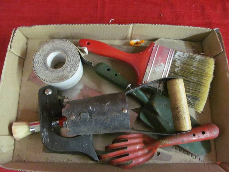 lot 140 image: garden tools