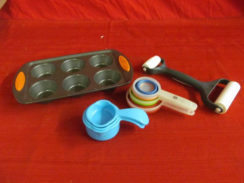 lot 145 image: Rachael Ray muffin tin
