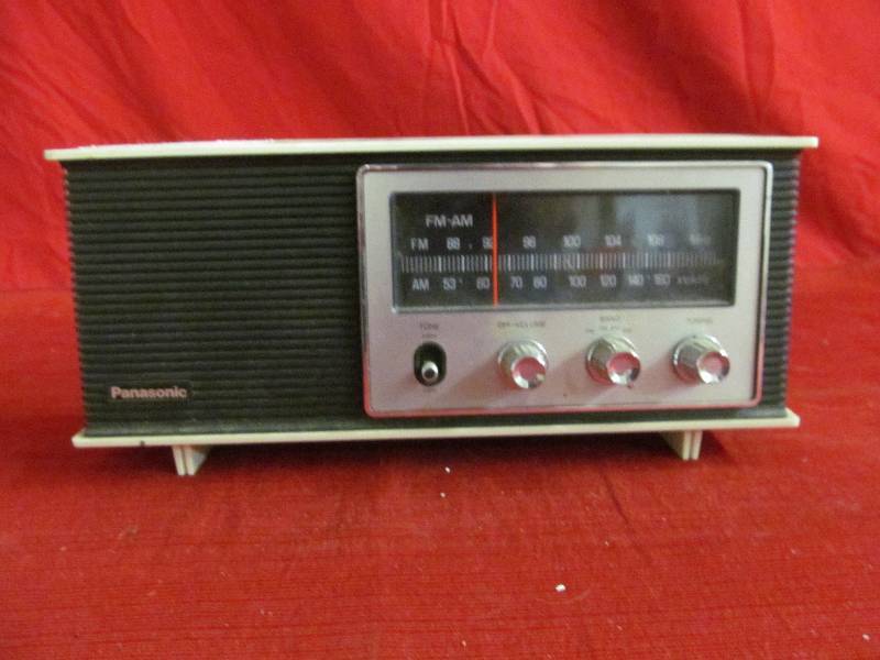 lot 152 image: Vintage Panasonic radio