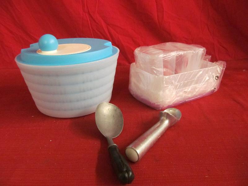 lot 155 image: Tupperware Salad Spinner