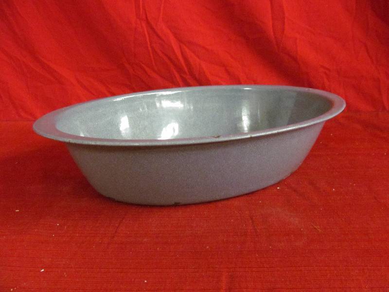 lot 156 image: vintage enamel basin