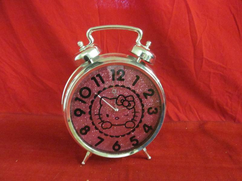 lot 165 image: Hello Kitty clock