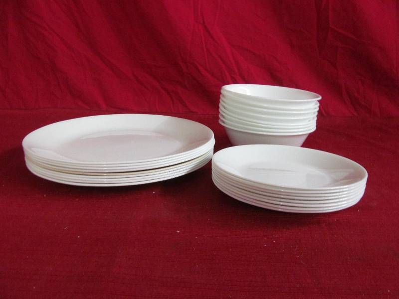 lot 187 image: Corelle dish