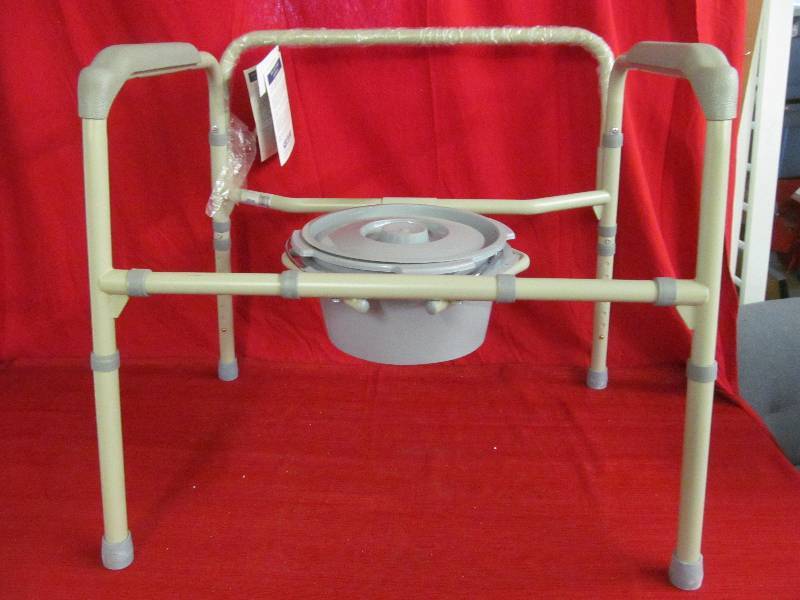 lot 195 image: commode